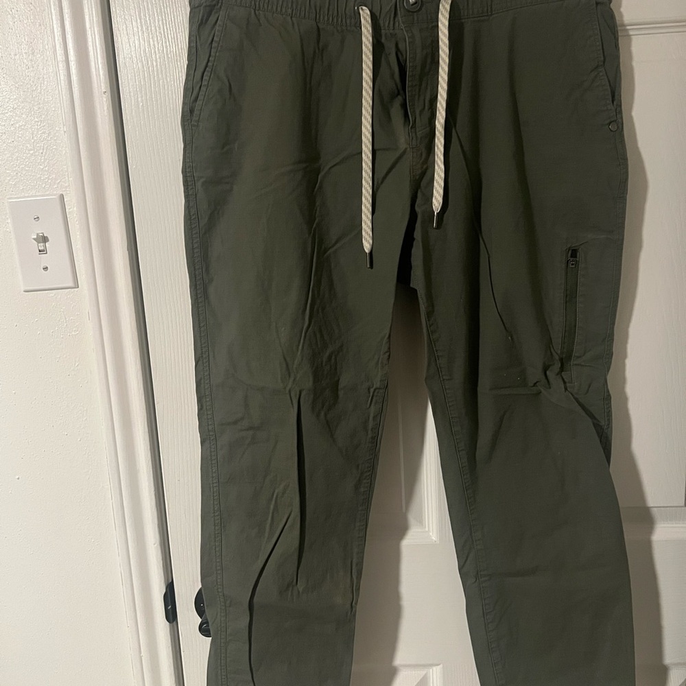 Vuori Green Cargo Pants Relaxed Fit
